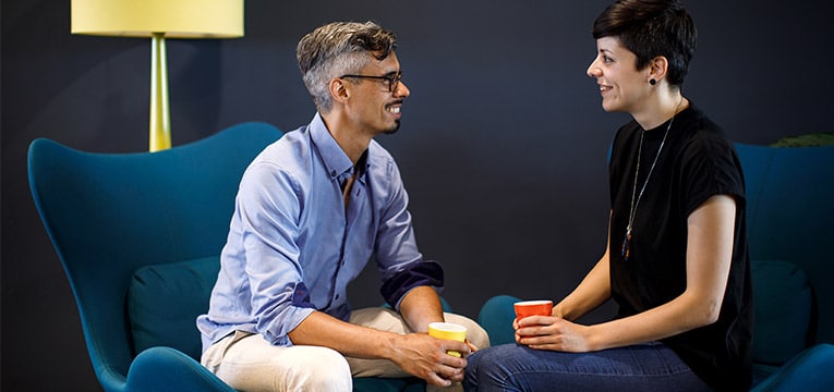 TOPdesk blog header image - Zwei Fachleute bei einem informellen Treffen - ean Team zusammenstellen