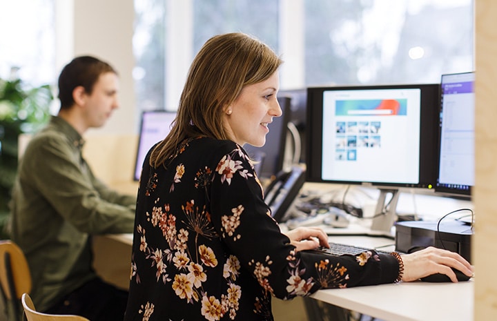 TOPdesk Support-Mitarbeiter bei der Beantwortung von Kundenfragen.