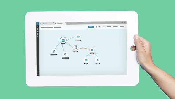 Hand hält ein Tablet, das die CMDB anzeigt.