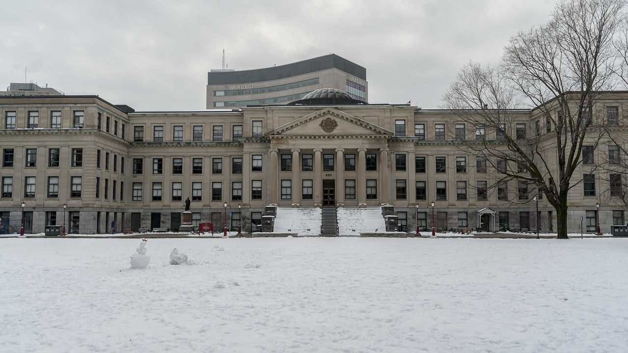 Photo of Tabaret Hall on the uOttawa campus