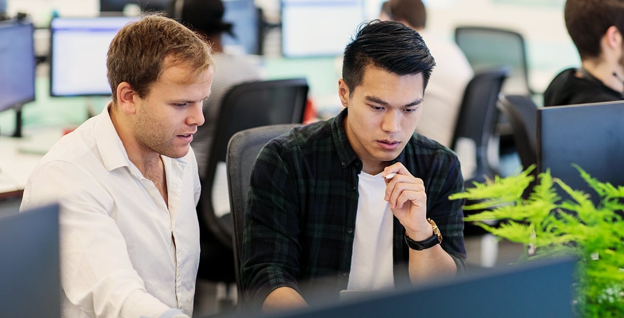 Experts techniques derrière leur bureau