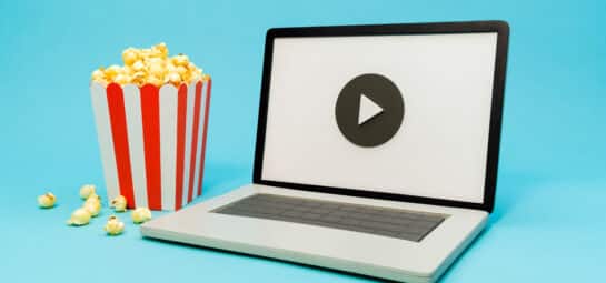 Afbeelding van een laptop met een play teken.
